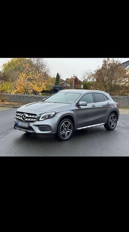 Grau Gebraucht 2018 Mercedes GLA220 AMG SUV | 21.200 € (Fairer Preis) - Bild 1/4