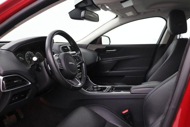 Gebraucht Jaguar XE Portfolio 250 PS (183 kW) 2017 Rot Limousine