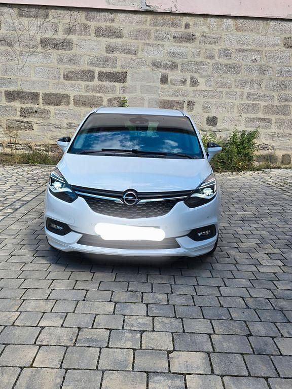 Weiß Gebraucht 2017 Opel Zafira Tourer Van / Kleinbus | 14.990 € (Teuer) - Bild 1/4