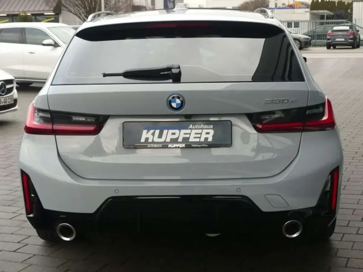 Gebraucht BMW 330e Performance 292 PS (214 kW) 2024 Brooklyngrau Kombi
