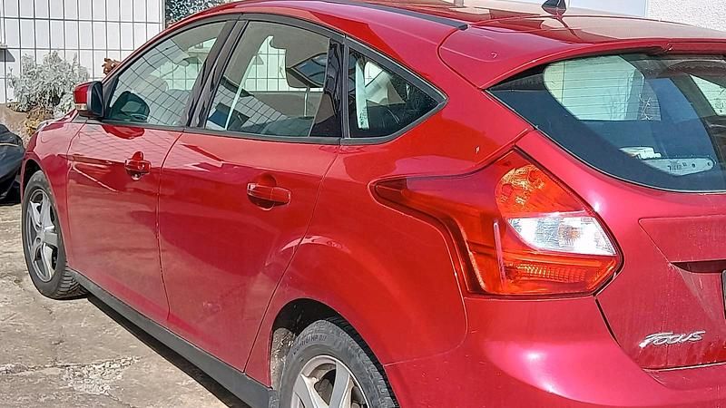 Gebraucht Ford Focus 75 PS (55 kW) 2013 Rot Limousine