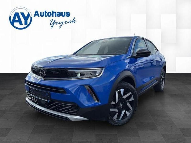 Lackierung voltaic blue met/ty Gebraucht 2023 Opel Mokka Elegance SUV | 17.450 € (Fairer Preis) - Bild 1/4
