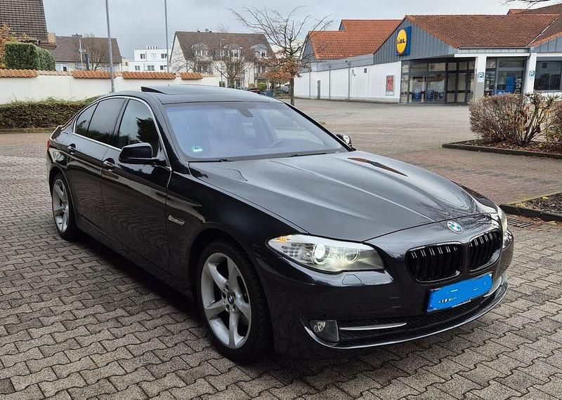Grau Gebraucht 2011 BMW 520 Limousine | 10.850 € (Fairer Preis) - Bild 1/4