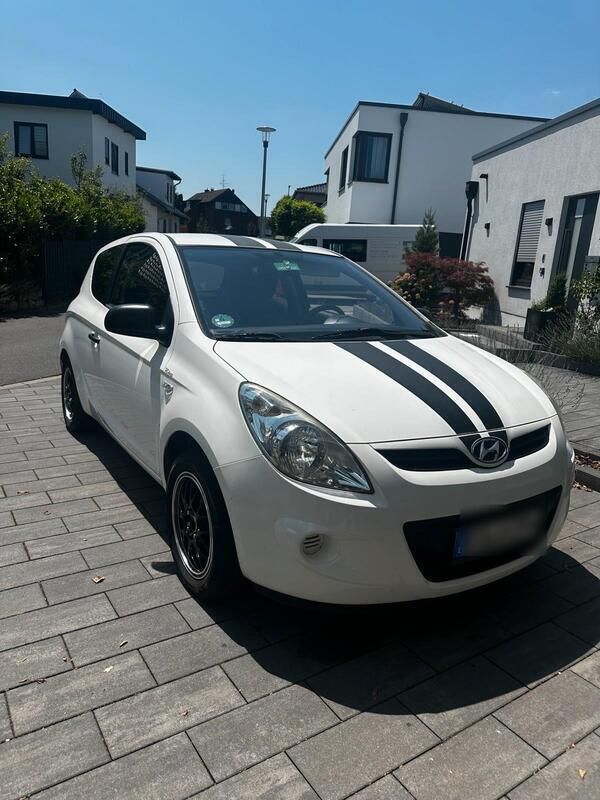 Weiß Gebraucht 2011 Hyundai i20 Kleinwagen | 2.800 € (Teuer) - Bild 1/4
