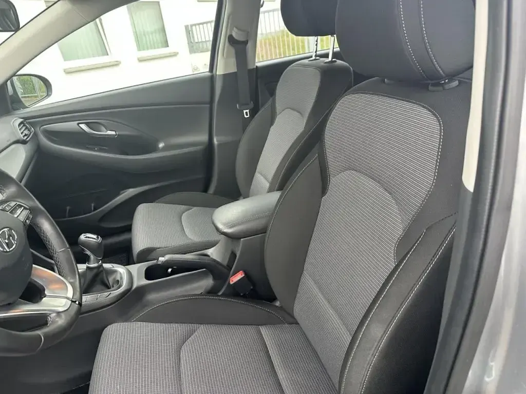 Gebraucht Hyundai i30 110 PS (80 kW) 2022 Sleek silver (metallic) Kombi