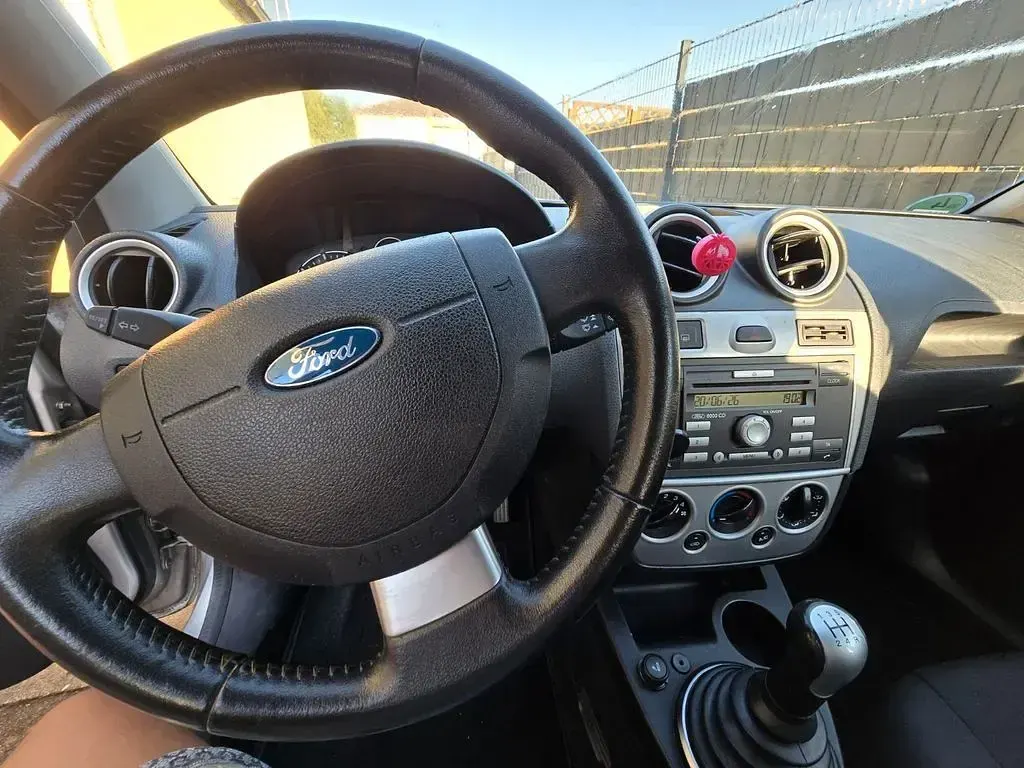 Gebraucht Ford Fiesta 80 PS (58 kW) 2007 Silber Kleinwagen