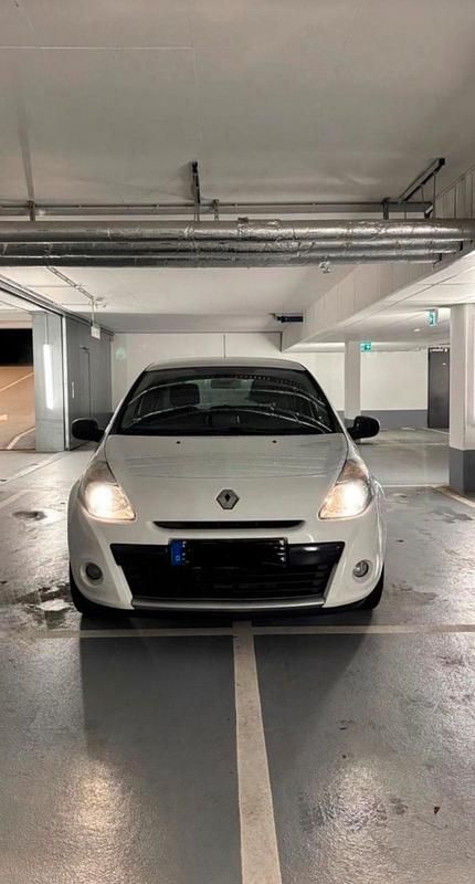Weiß Gebraucht 2011 Renault Clio II Kleinwagen | 3.600 € (Fairer Preis) - Bild 1/3