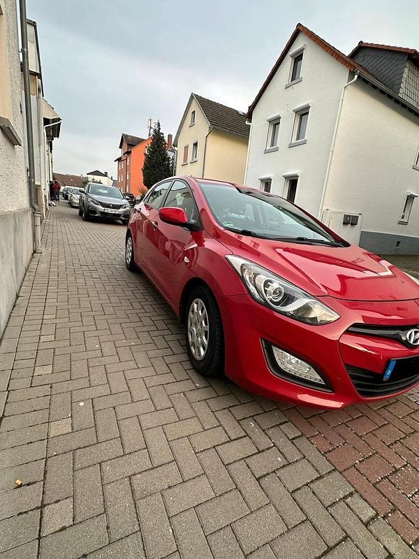 Gebraucht Hyundai i30 99 PS (72 kW) 2012 Rot Limousine