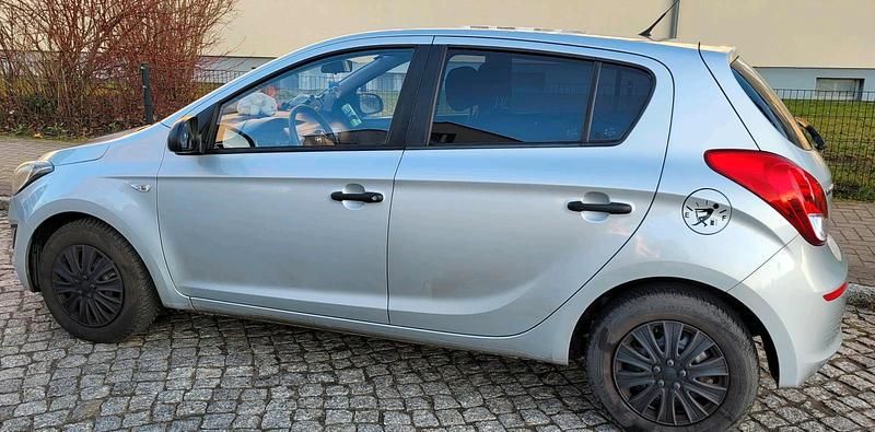 Gebraucht Hyundai i20 83 PS (61 kW) 2014 Silber Kleinwagen