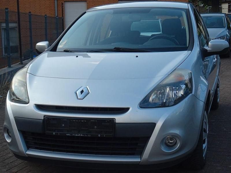Silber Gebraucht 2012 Renault Clio III Limousine | 3.850 € (Fairer Preis) - Bild 1/4