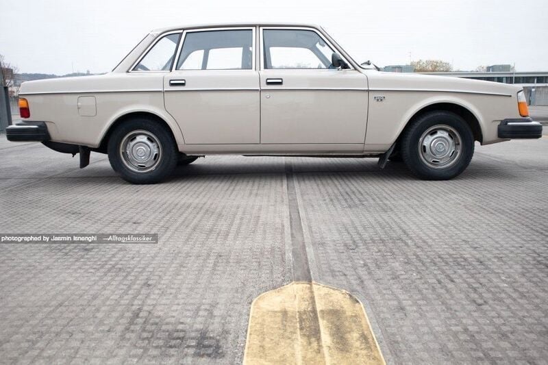 Beige Gebraucht 1979 Volvo 244 Limousine | 14.500 € - Bild 1/4
