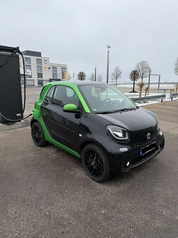 Schwarz Gebraucht 2018 Smart ForTwo Electric Drive Kleinwagen | 9.900 € (Fairer Preis) - Bild 1/1