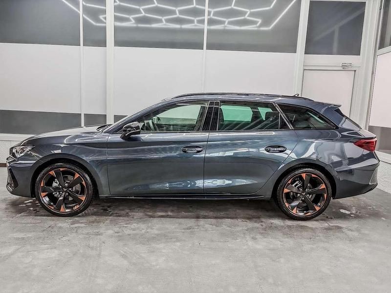 Neu Cupra Leon 150 PS (110 kW) 2026 Grau metallic s7s7 Kombi