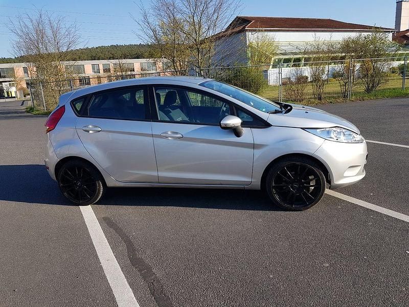 Gebraucht Ford Fiesta 82 PS (60 kW) 2010 Silber Kleinwagen