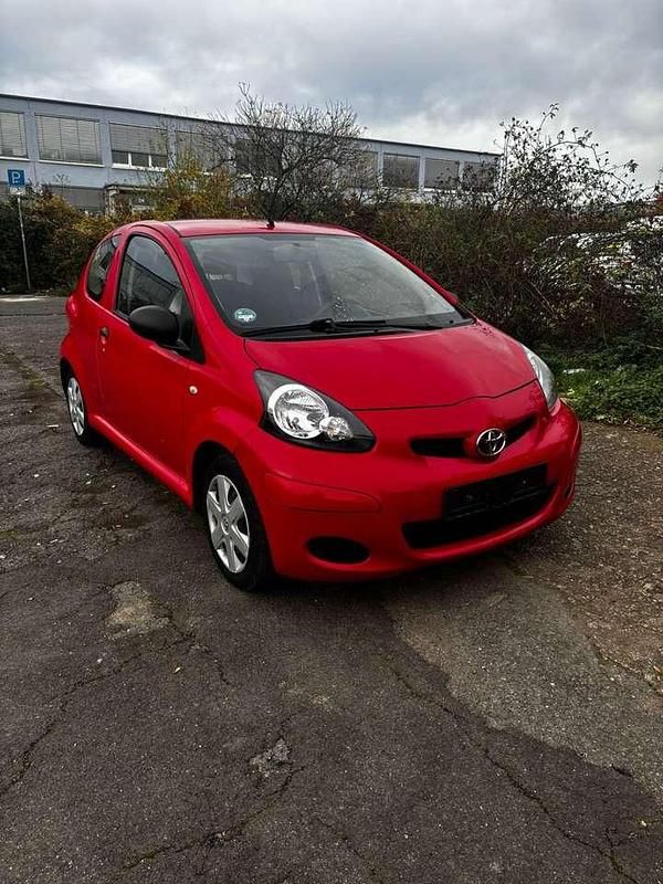 Rot Gebraucht 2010 Toyota Aygo Kleinwagen | 1.999 € (Fairer Preis) - Bild 1/4