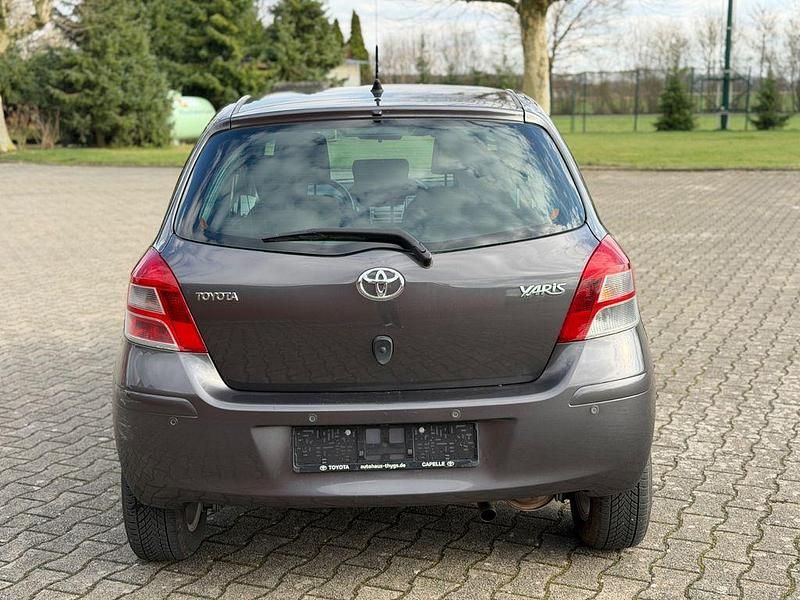 Gebraucht Toyota Yaris Edition 99 PS (72 kW) 2011 Grau Kleinwagen