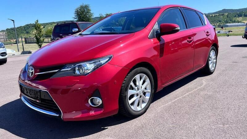 Rot Gebraucht 2013 Toyota Auris Edition Limousine | 5.900 € (Guter Preis) - Bild 1/4