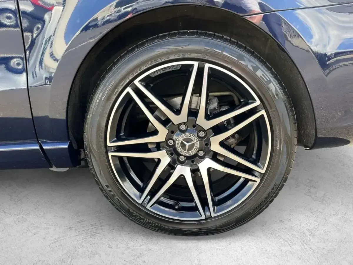 Gebraucht Mercedes V300 AMG line 237 PS (174 kW) 2021 Blau Van / Kleinbus