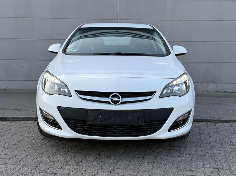 Gebraucht Opel Astra 101 PS (74 kW) 2012 Schneeweiss/summitwhite/arctic Kleinwagen