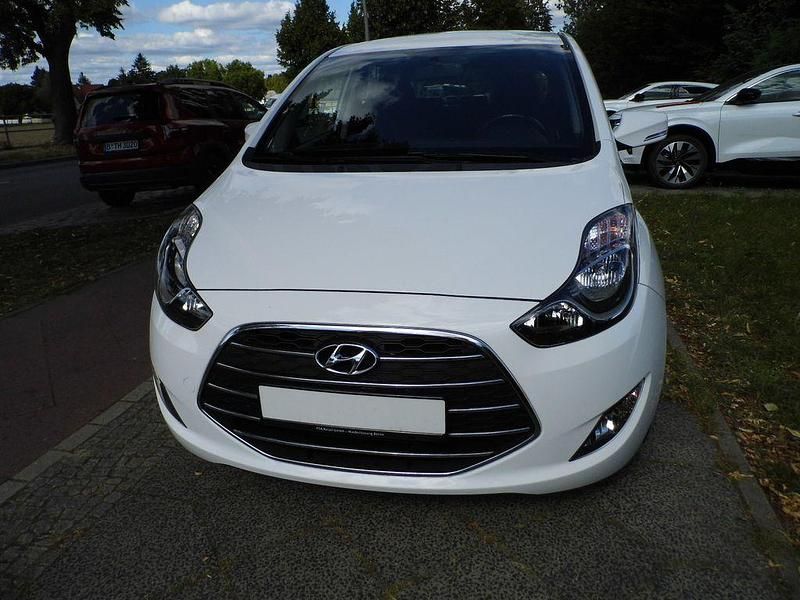 Weiß Gebraucht 2017 Hyundai ix20 Classic Van / Kleinbus | 9.999 € (Fairer Preis) - Bild 1/4