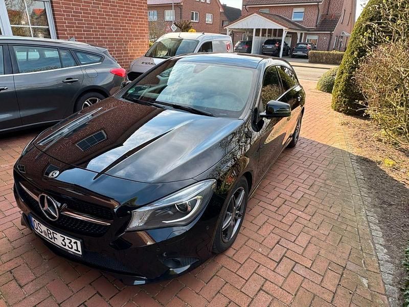 Schwarz Gebraucht 2016 Mercedes CLA200 Shooting Brake AMG line Kombi | 13.700 € (Guter Preis) - Bild 1/4