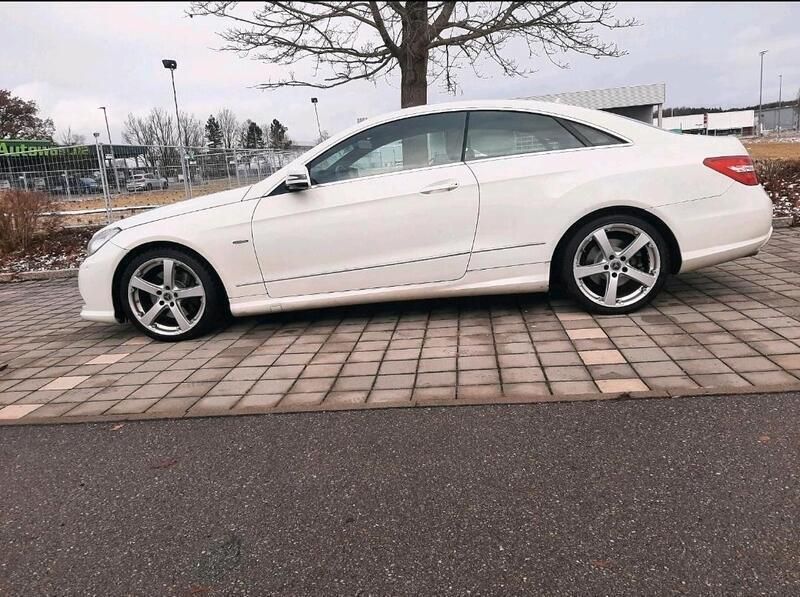 Weiß Gebraucht 2013 Mercedes E220 Coupé | 9.900 € (Guter Preis) - Bild 1/4