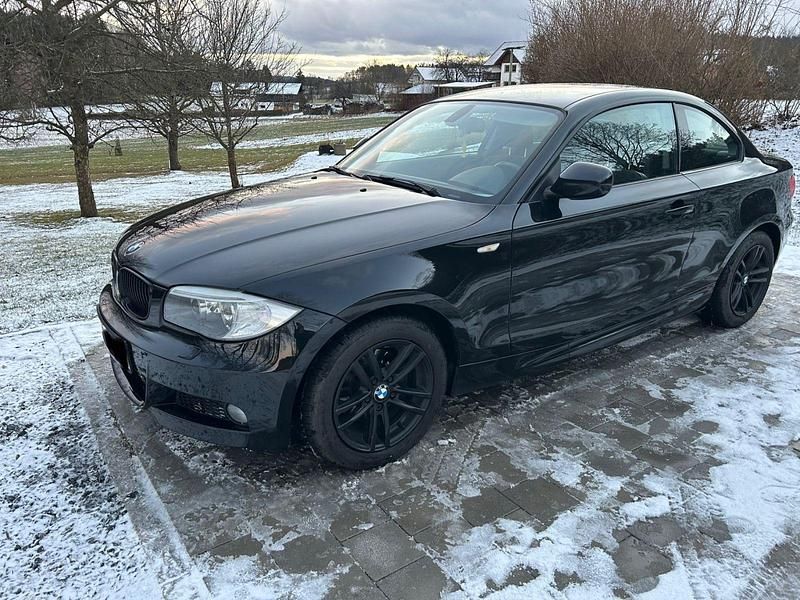 Schwarz Gebraucht 2012 BMW 118 Coupé M Performance Coupé | 7.118 € (Fairer Preis) - Bild 1/4