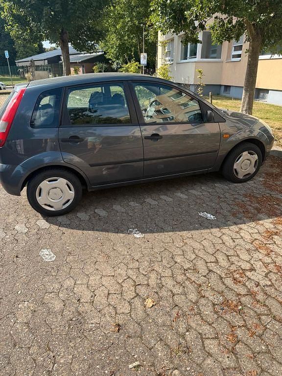 Grau Gebraucht 2005 Ford Fiesta Futura Kleinwagen | 1.499 € (Fairer Preis) - Bild 1/4