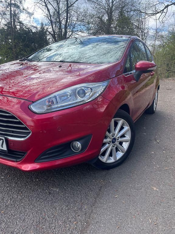 Gebraucht Ford Fiesta Titanium 101 PS (74 kW) 2016 Rot Kleinwagen