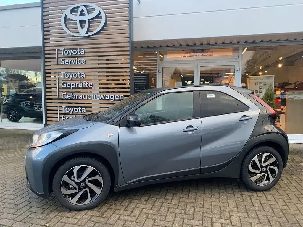 Neu Toyota Aygo X 72 PS (52 kW) 2025 Celestite grey metallic, dach SUV