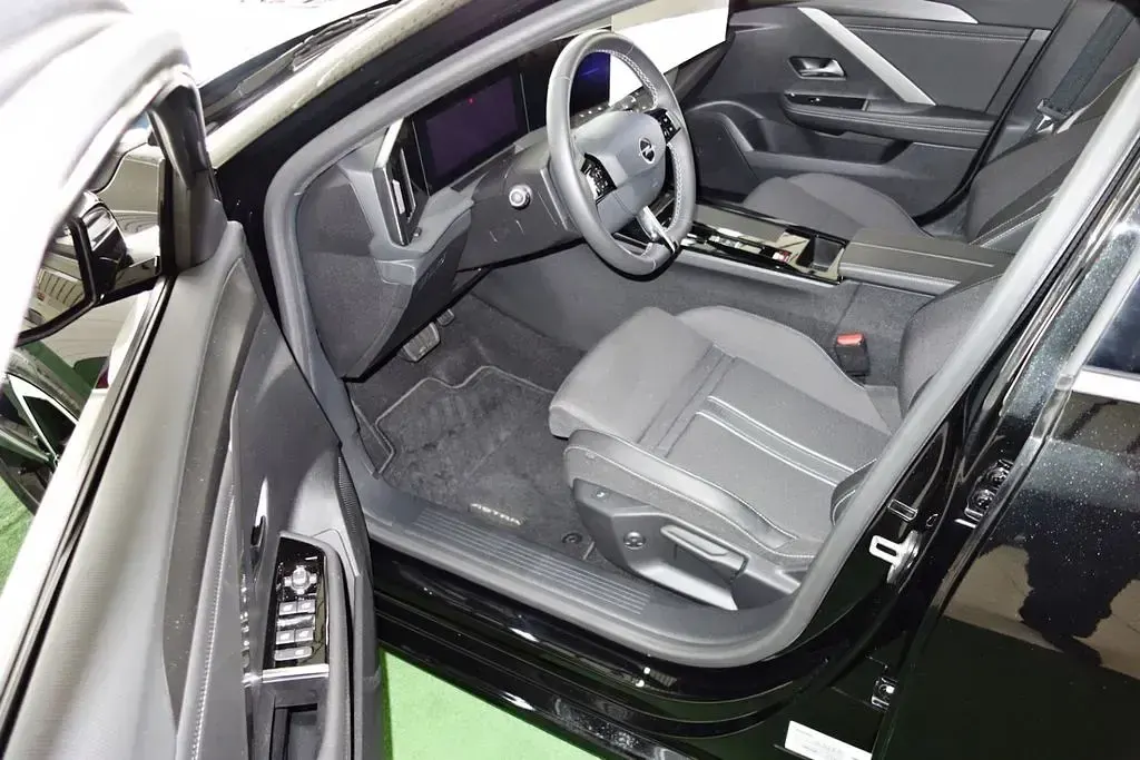 Gebraucht Opel Astra 131 PS (96 kW) 2025 Schwarz Kleinwagen