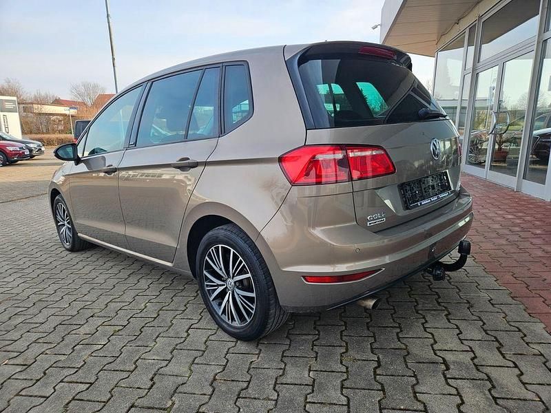 Gebraucht VW Golf VII 110 PS (80 kW) 2016 Gold Limousine