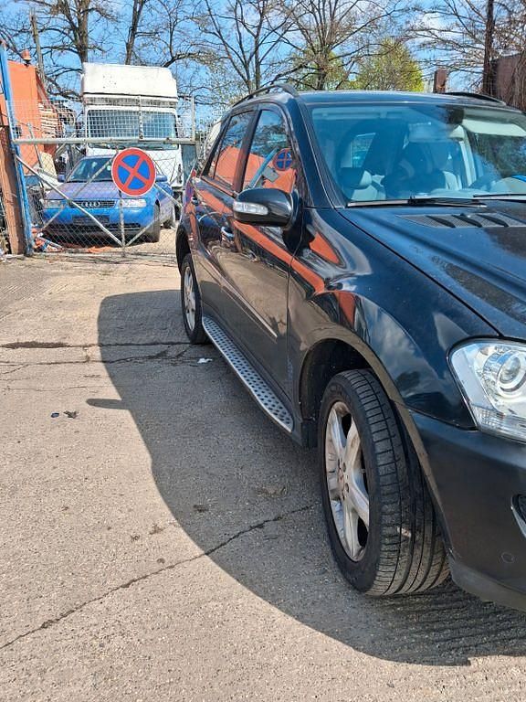 Gebraucht Mercedes ML320 249 PS (183 kW) 2008 Schwarz SUV