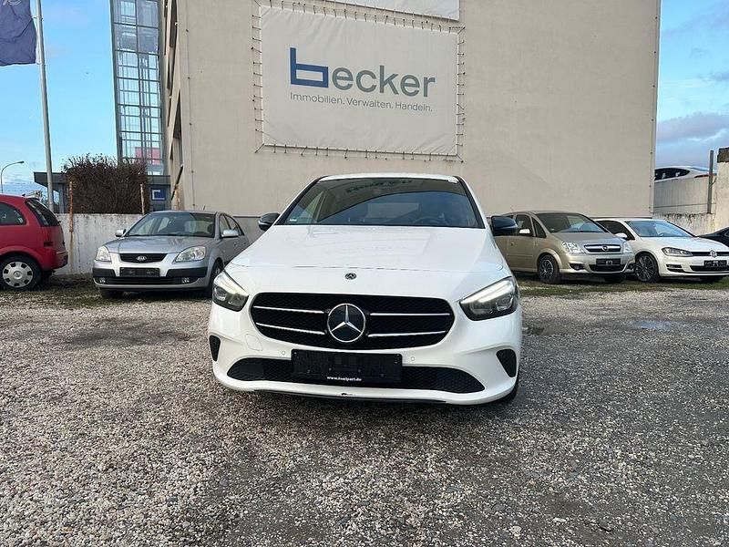 Weiß Gebraucht 2019 Mercedes 200 Limousine | 14.199 € - Bild 1/4
