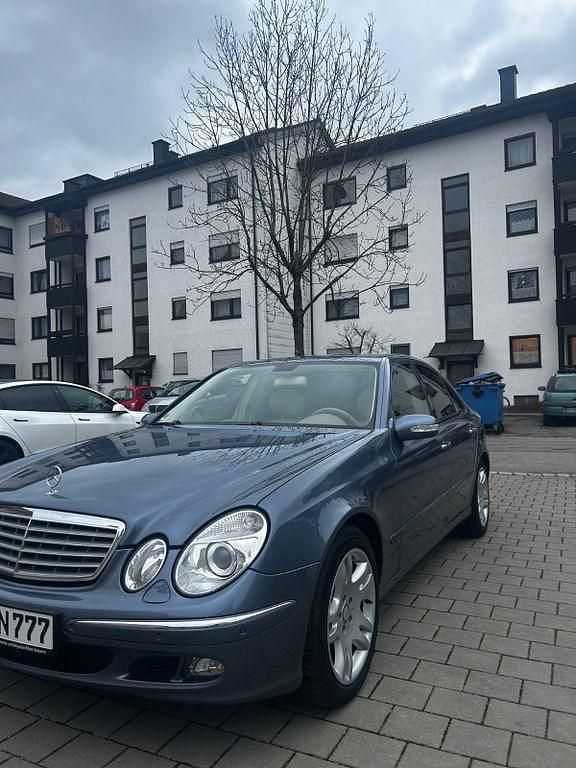 Blau Gebraucht 2005 Mercedes E320 Elegance Limousine | 7.500 € (Fairer Preis) - Bild 1/4