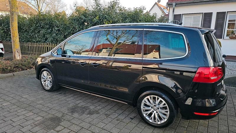 Second-hand VW Sharan 140 CP (102 kW) 2012 Negru Monovolum