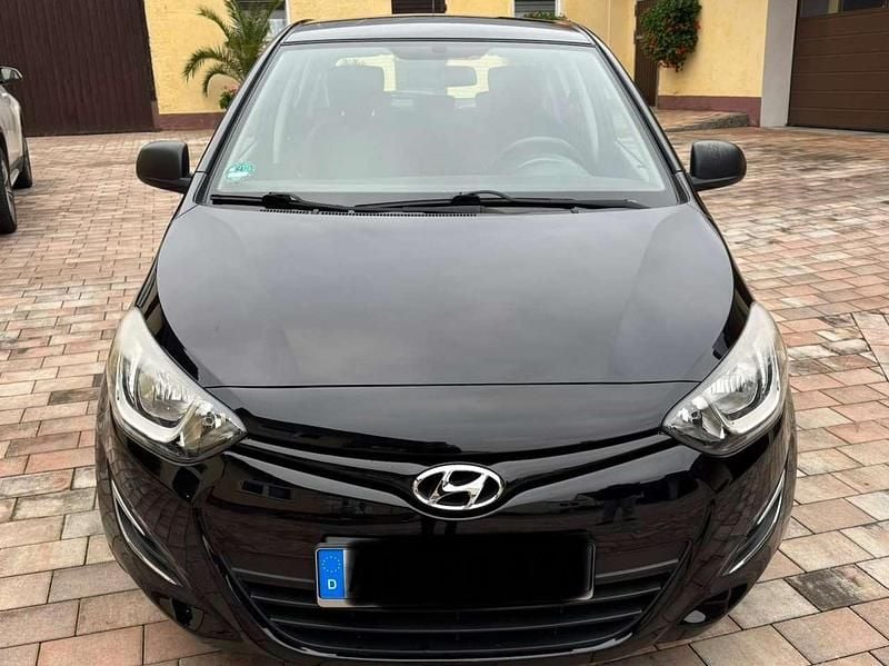 Schwarz Gebraucht 2014 Hyundai i20 Trend Limousine | 5.990 € (Guter Preis) - Bild 1/4