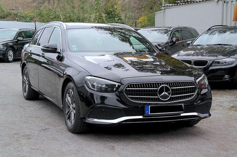 Schwarz Gebraucht 2023 Mercedes E220 Limousine | 31.900 € - Bild 1/4