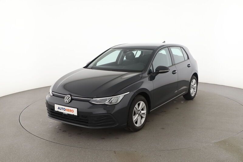 Grau Gebraucht 2022 VW Golf VIII Life Limousine | 22.740 € (Fairer Preis) - Bild 1/4