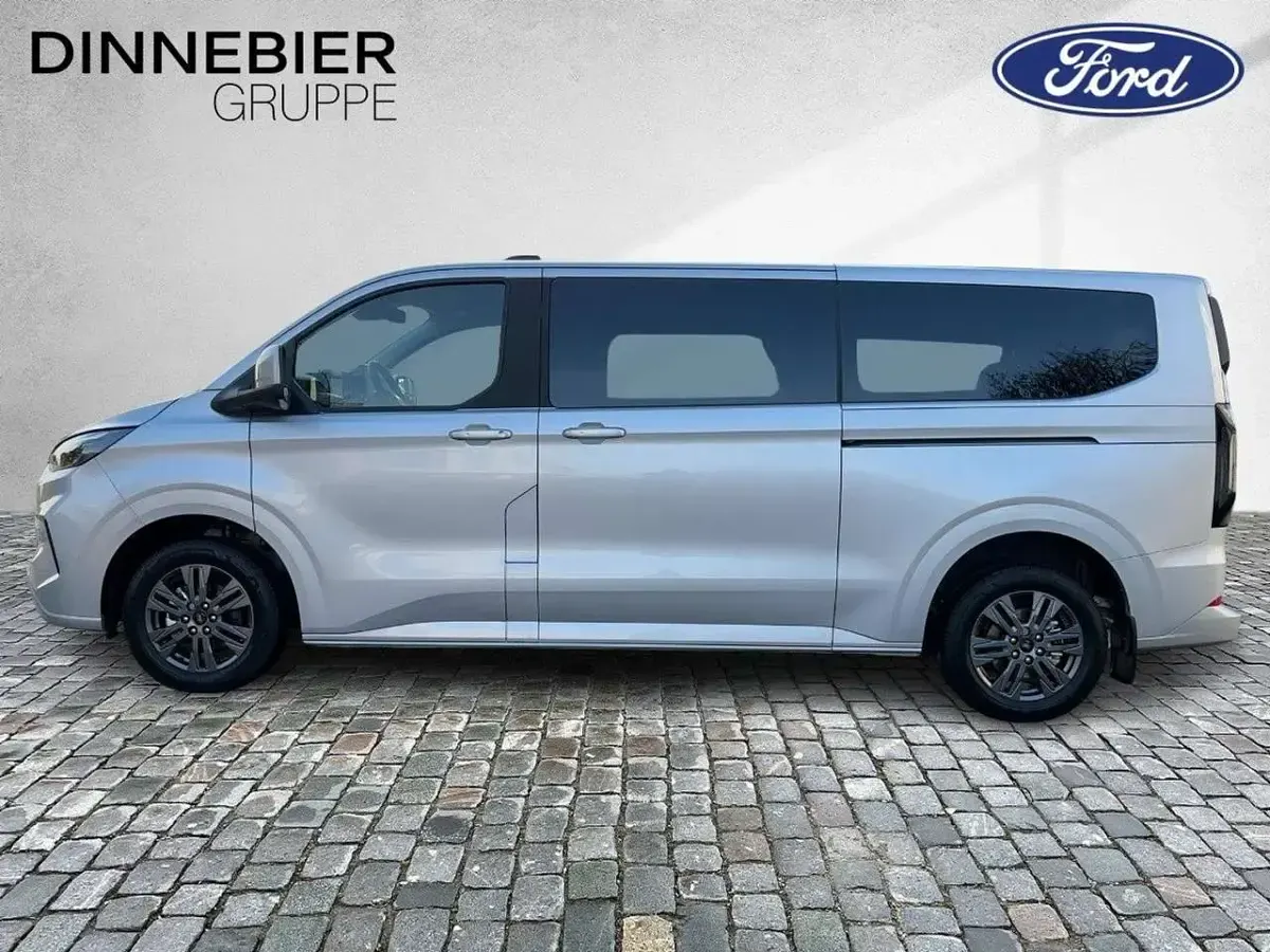 Neu Ford Tourneo Titanium 170 PS (125 kW) 2026 Silber (metallic) Van / Kleinbus