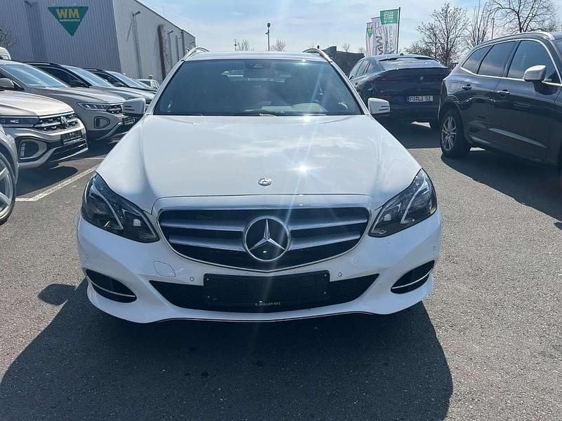 Gebraucht Mercedes E220 Avantgarde 170 PS (125 kW) 2015 Polarweiss Kombi