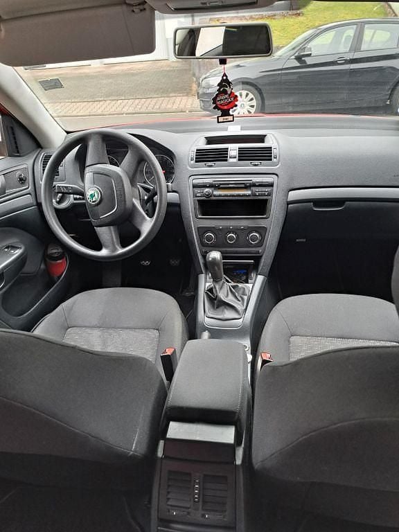 Rot Gebraucht 2011 Skoda Octavia Elegance Kombi | 3.965 € (Superpreis) - Bild 1/2