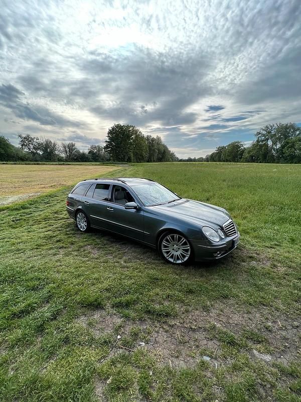 Grau Gebraucht 2007 Mercedes E320 Avantgarde Kombi | 5.550 € (Fairer Preis) - Bild 1/4