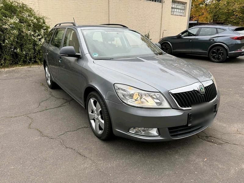 Grau Gebraucht 2012 Skoda Octavia Kombi | 2.750 € (Superpreis) - Bild 1/4