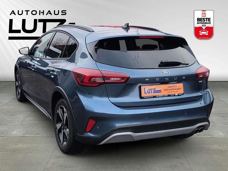 Gebraucht Ford Focus Active X 125 PS (91 kW) 2022 Chromablau metallic Limousine