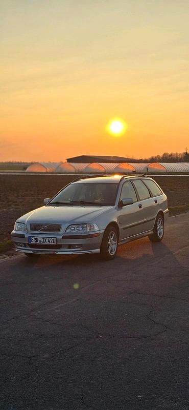 Silber Gebraucht 2000 Volvo V40 Kombi | 1.200 € (Fairer Preis) - Bild 1/4