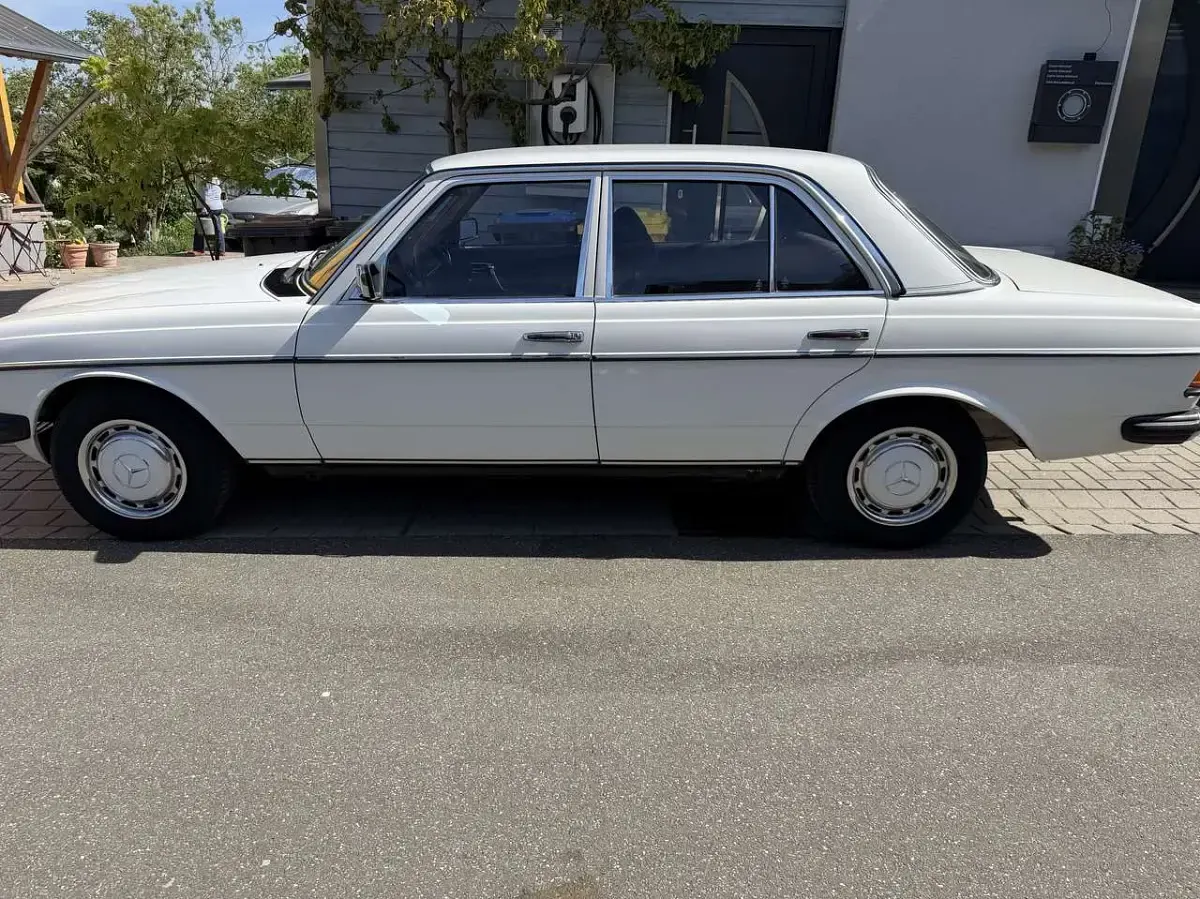 Gebraucht Mercedes 200 101 PS (74 kW) 1978 Weiß Limousine