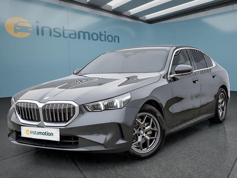 Grau Gebraucht 2024 BMW 520 Limousine | 44.749 € (Superpreis) - Bild 1/4