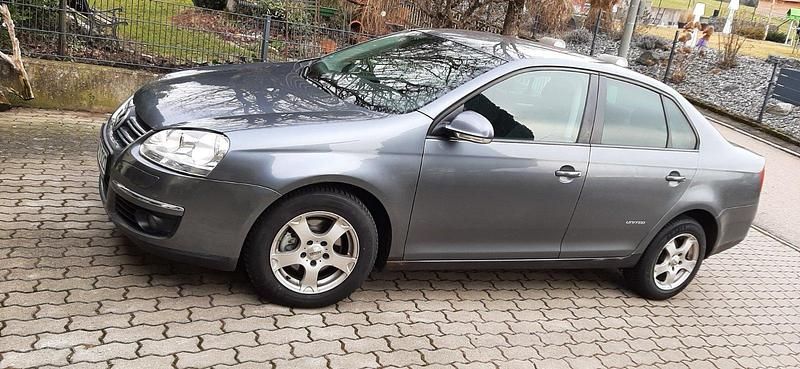 Gebraucht VW Jetta 122 PS (89 kW) 2009 Grau Limousine