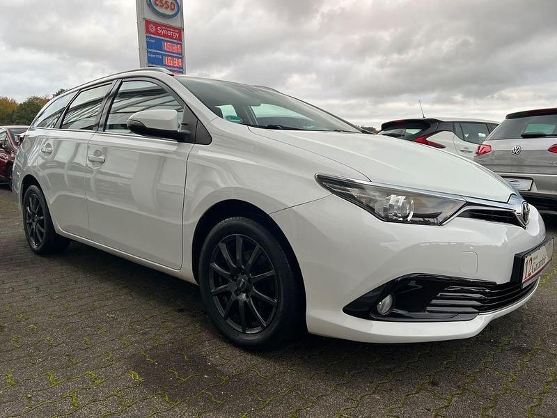 Weiß Gebraucht 2016 Toyota Auris Touring Sports Edition-S Kombi | 11.499 € (Etwas zu teuer) - Bild 1/4